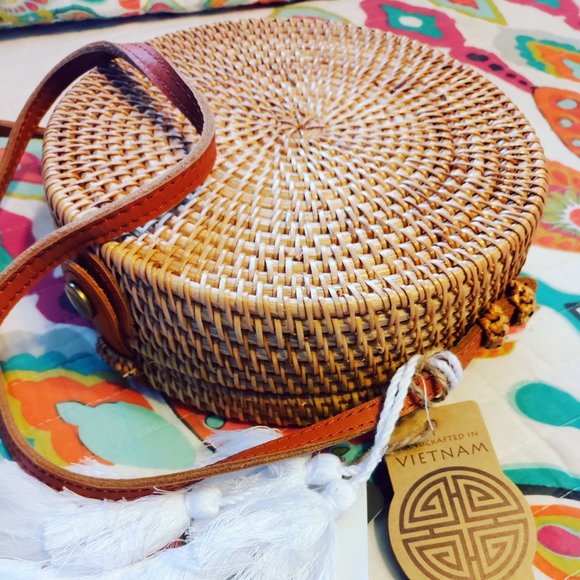 Snap Closure Straw Circle Tote Handbag with White Tassle - Picture 1 of 4